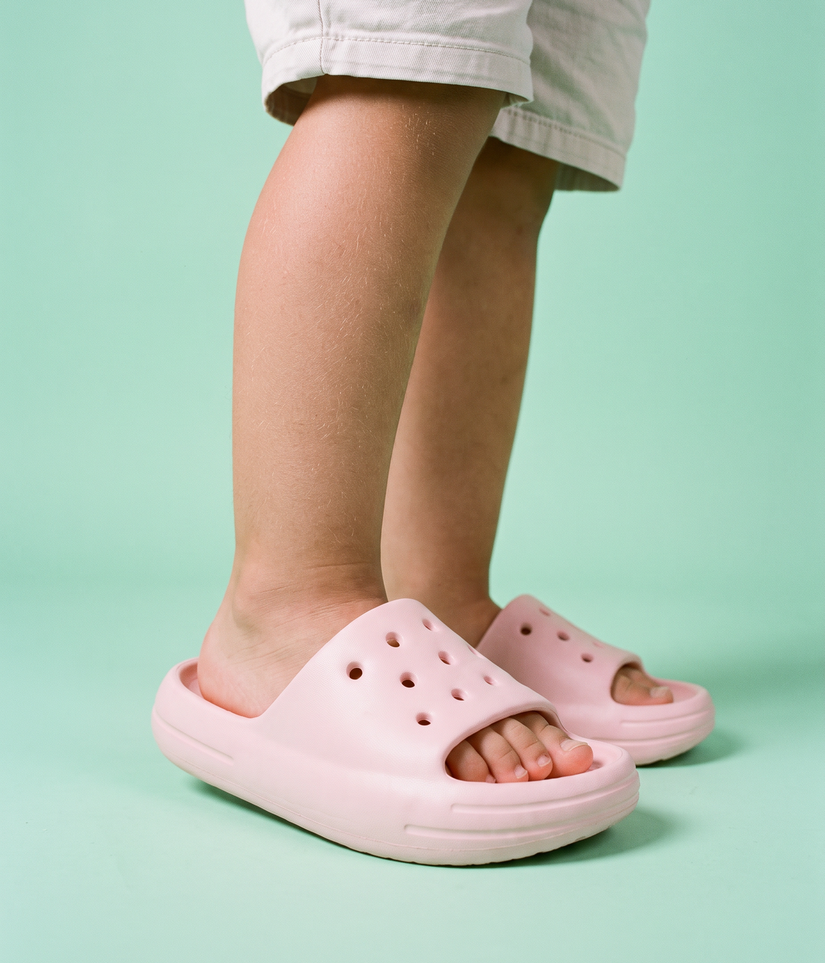 Chinelo Slide Infantil Rosa Claro, em uso