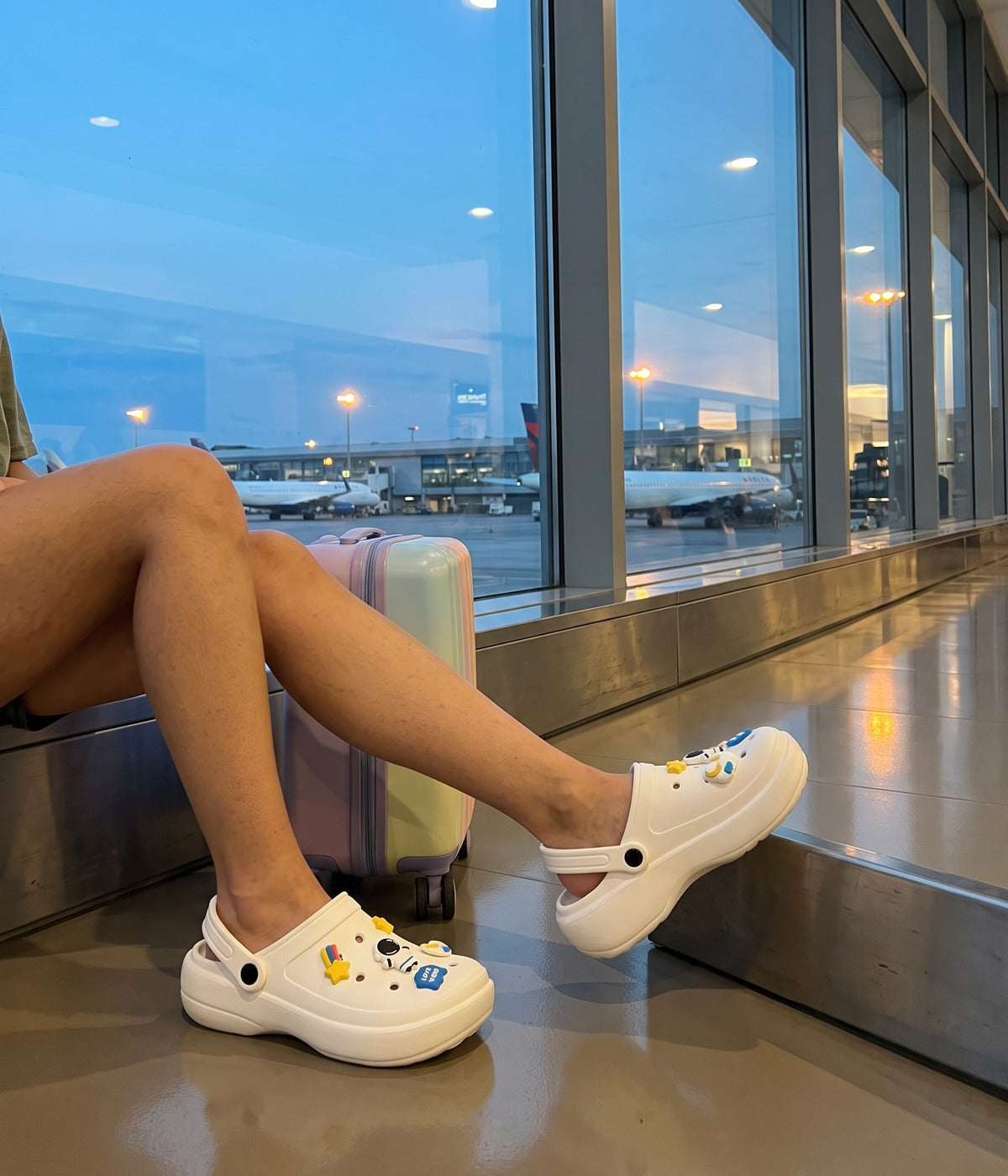 Clog Plataforma Astronauta Branco (+Gominhas de Brinde), em uso