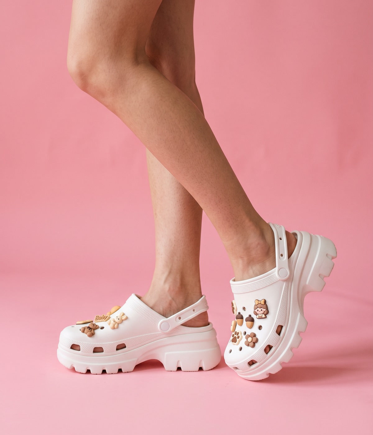 Clog Plataforma Baby Branco (+Gominhas de Brinde), em uso