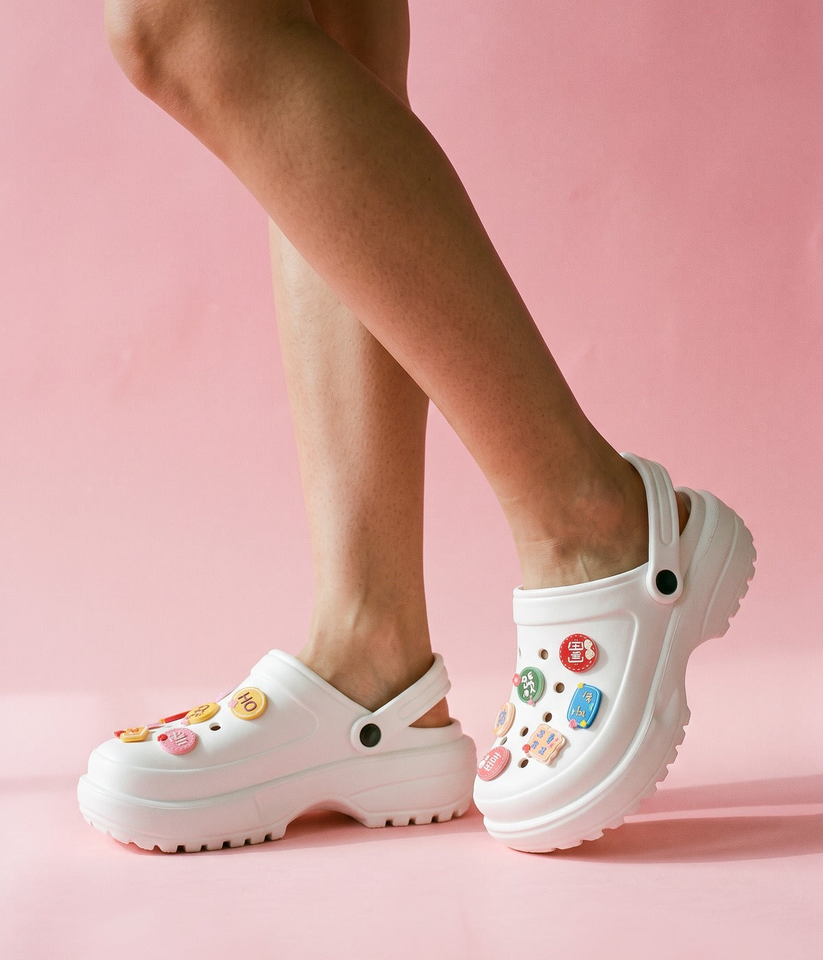 Clog Plataforma Boa Sorte Branco (+Gominhas de Brinde), em uso