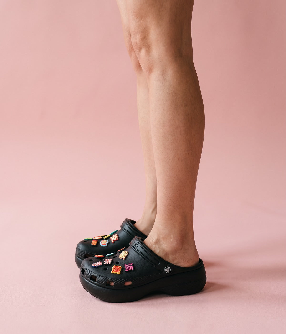 Clog Plataforma Boa Sorte Preto (+Gominhas de Brinde), em uso
