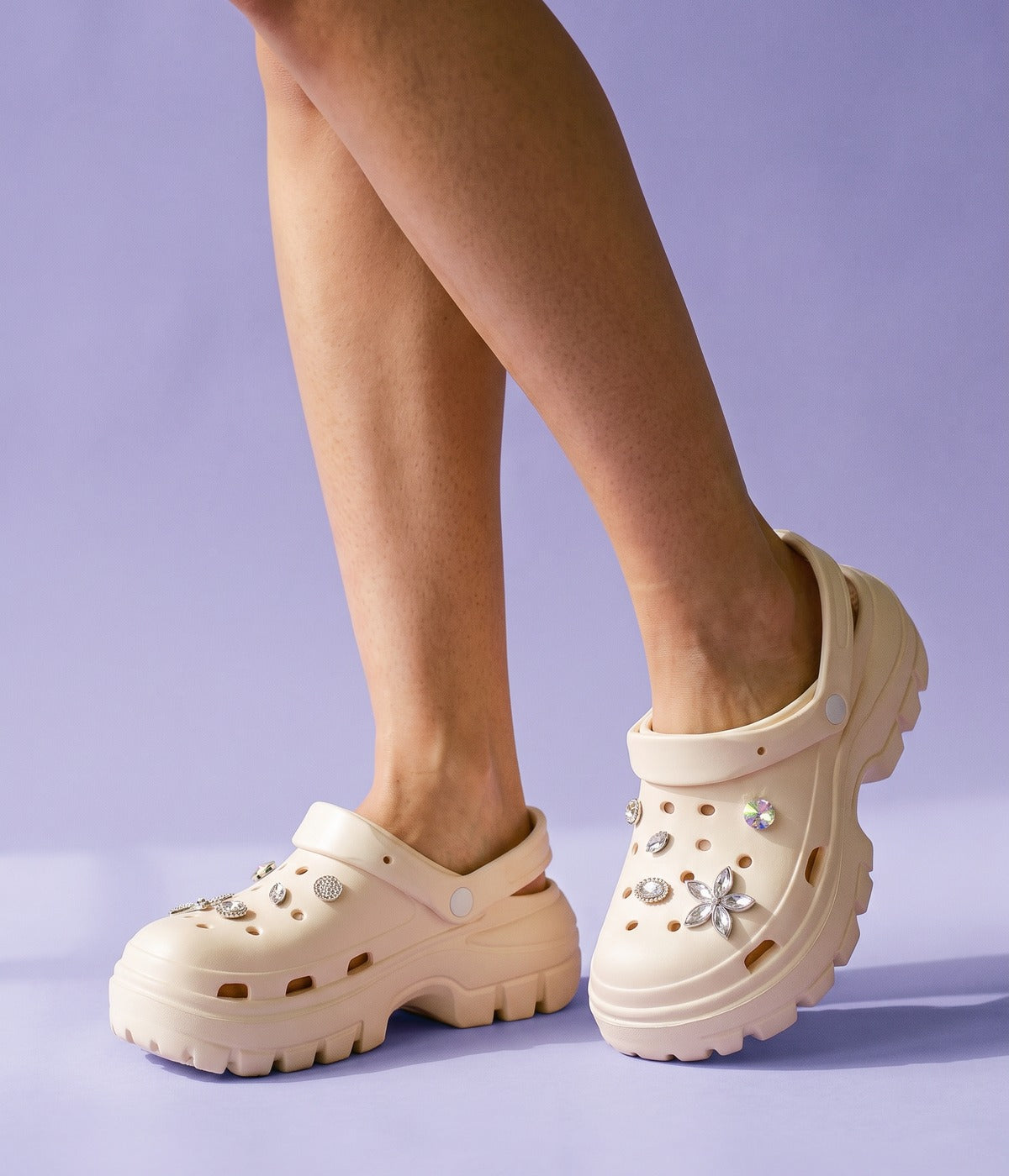 Clog Plataforma Brilho Bege (+Gominhas de Brinde), em uso