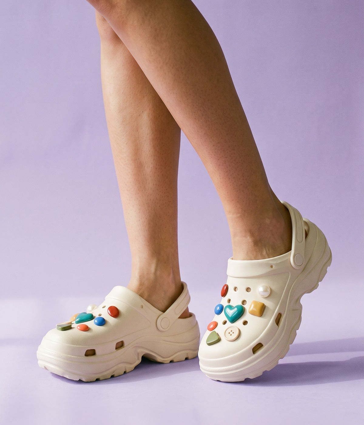 Clog Plataforma Confete Bege (+Gominhas de Brinde), em uso