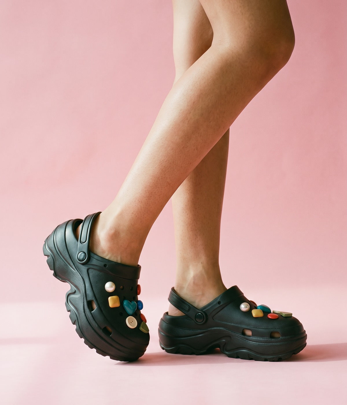Clog Plataforma Confete Preto (+Gominhas de Brinde), em uso