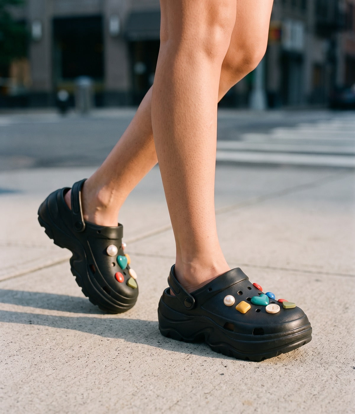 Clog Plataforma Confete Preto (+Gominhas de Brinde), em uso