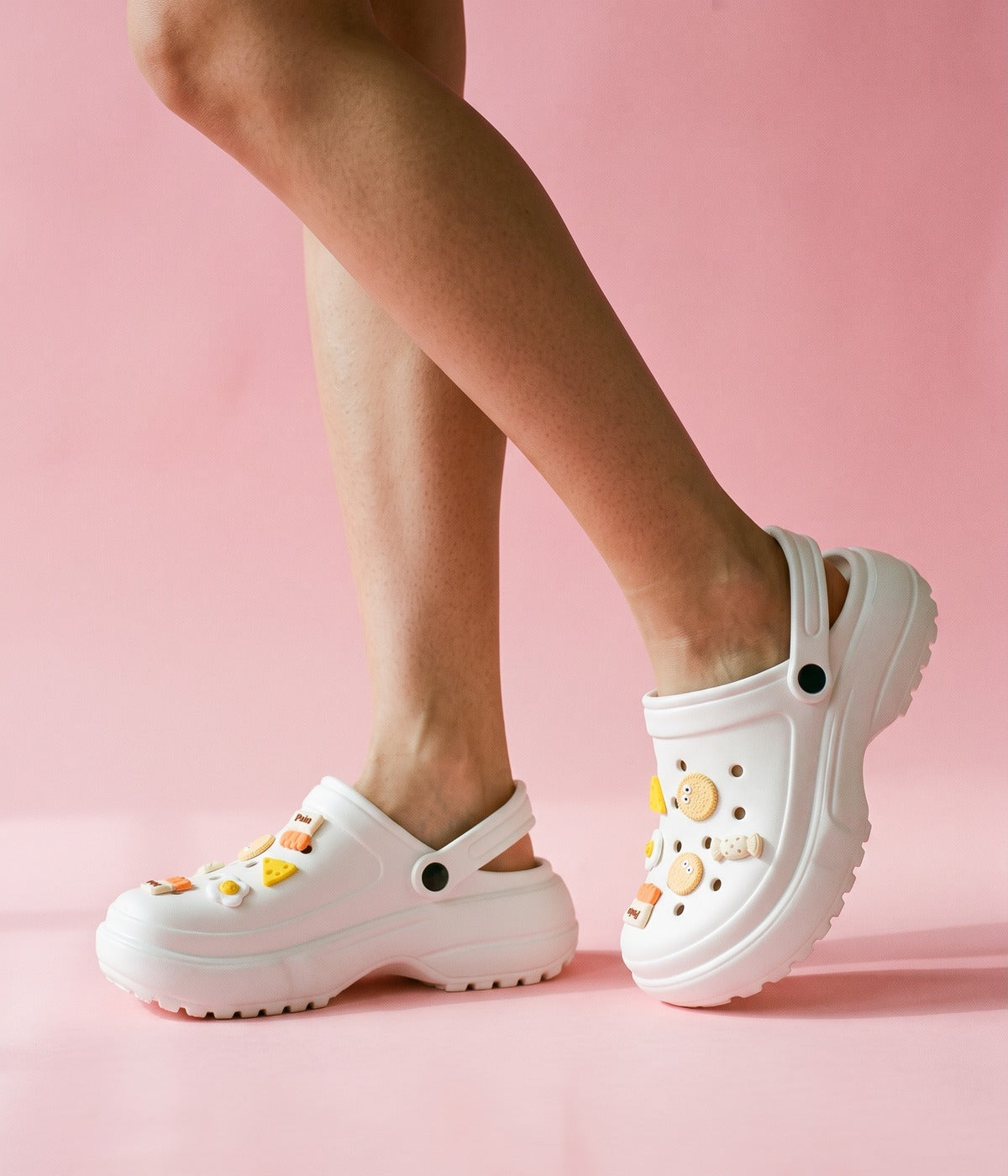 Clog Plataforma Lanchinho Branco (+Gominhas de Brinde), em uso