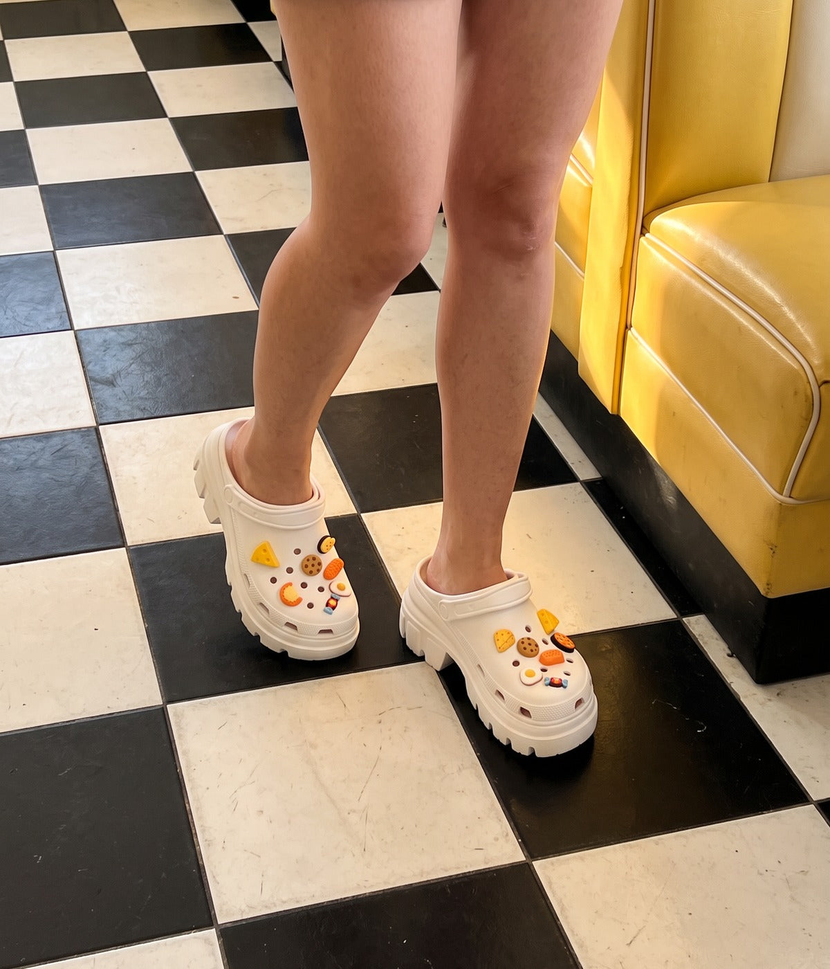 Clog Plataforma Lanchinho Branco (+Gominhas de Brinde), em uso
