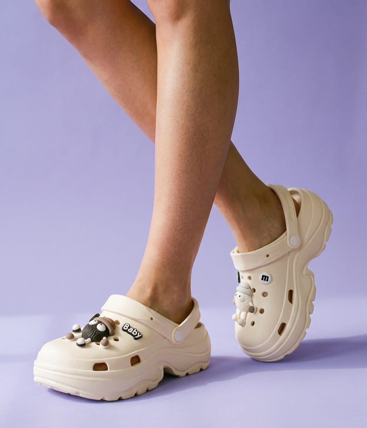 Clog Plataforma M&M Bege (+Gominhas de Brinde), em uso