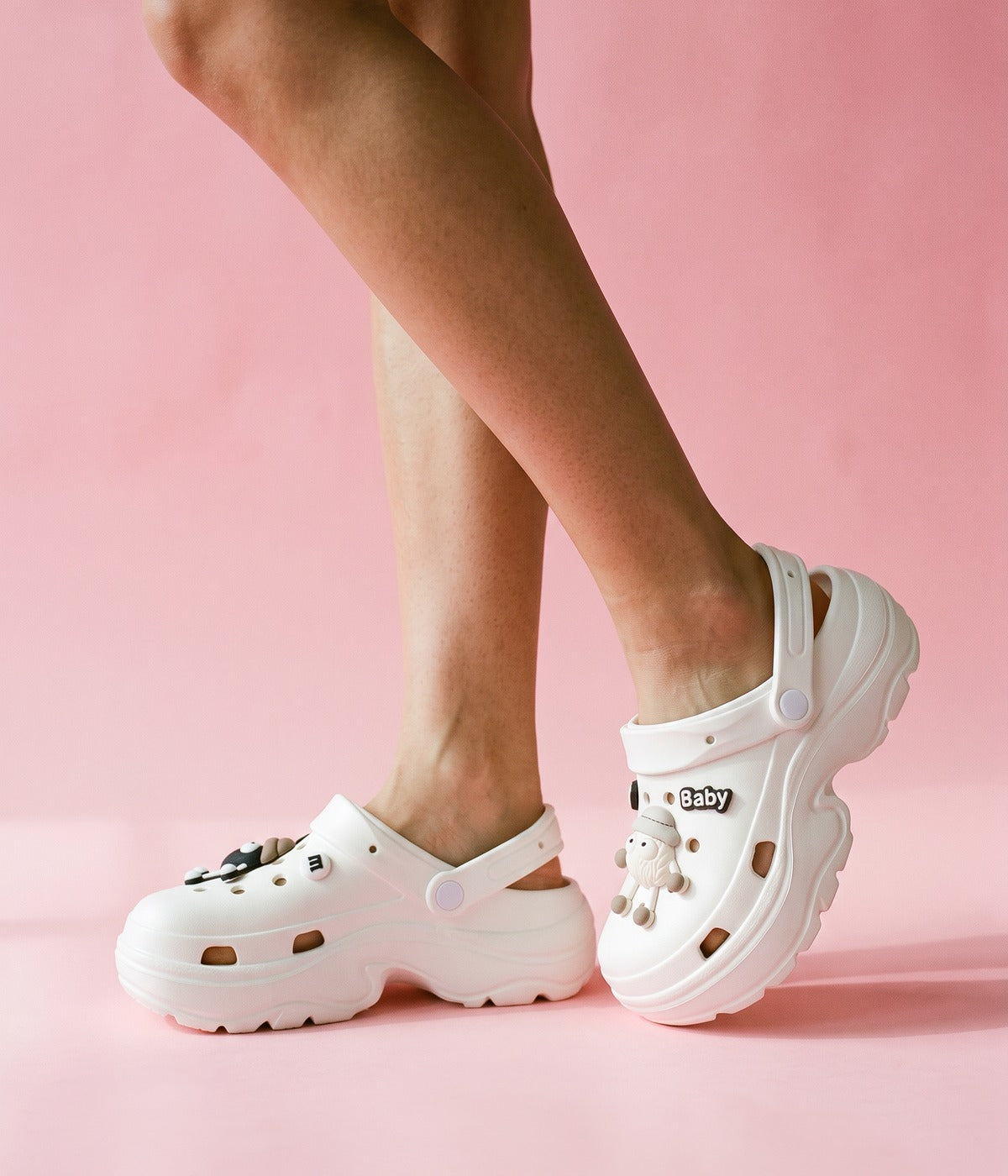 Clog Plataforma M&M Branco (+Gominhas de Brinde), em uso