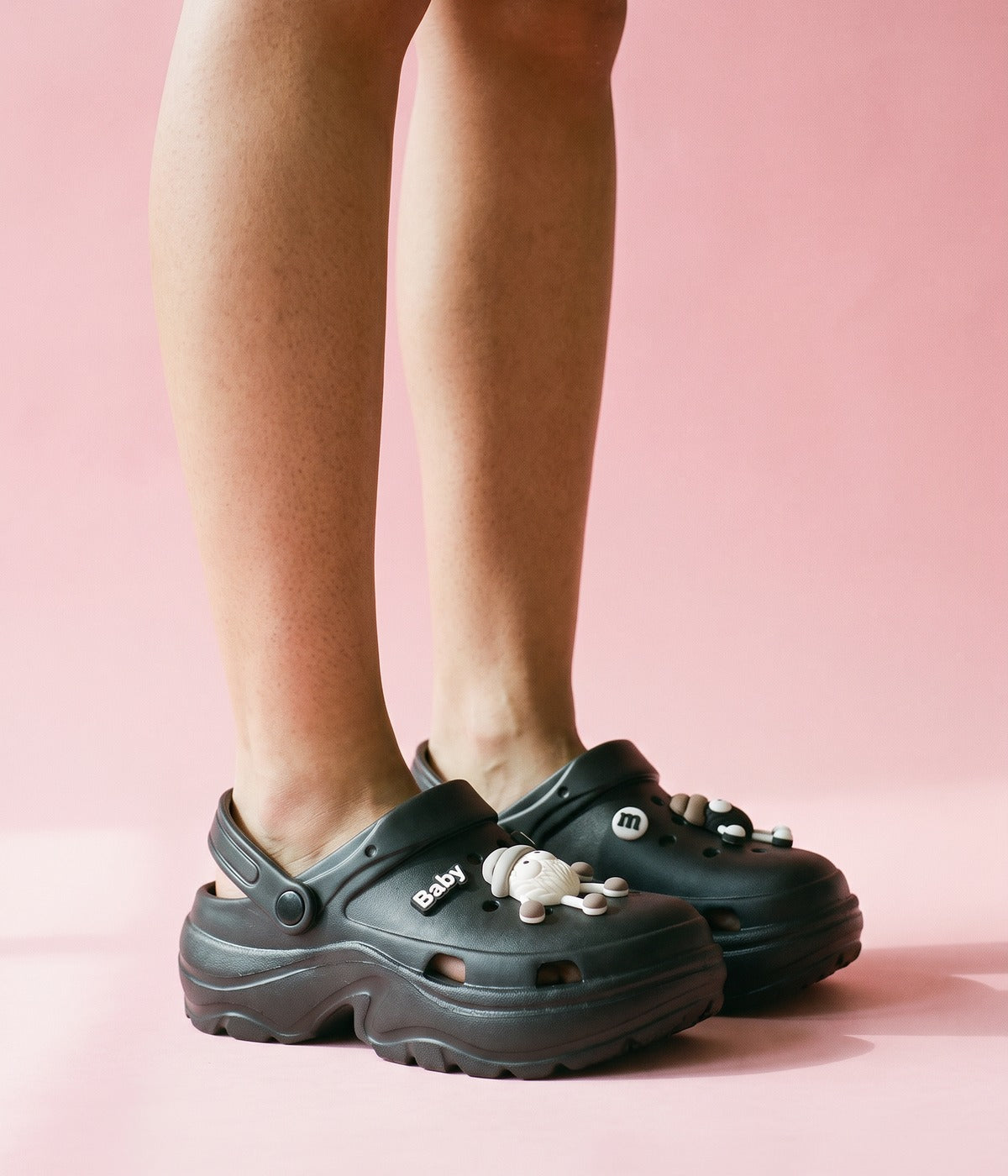 Clog Plataforma M&M Preto (+Gominhas de Brinde), em uso