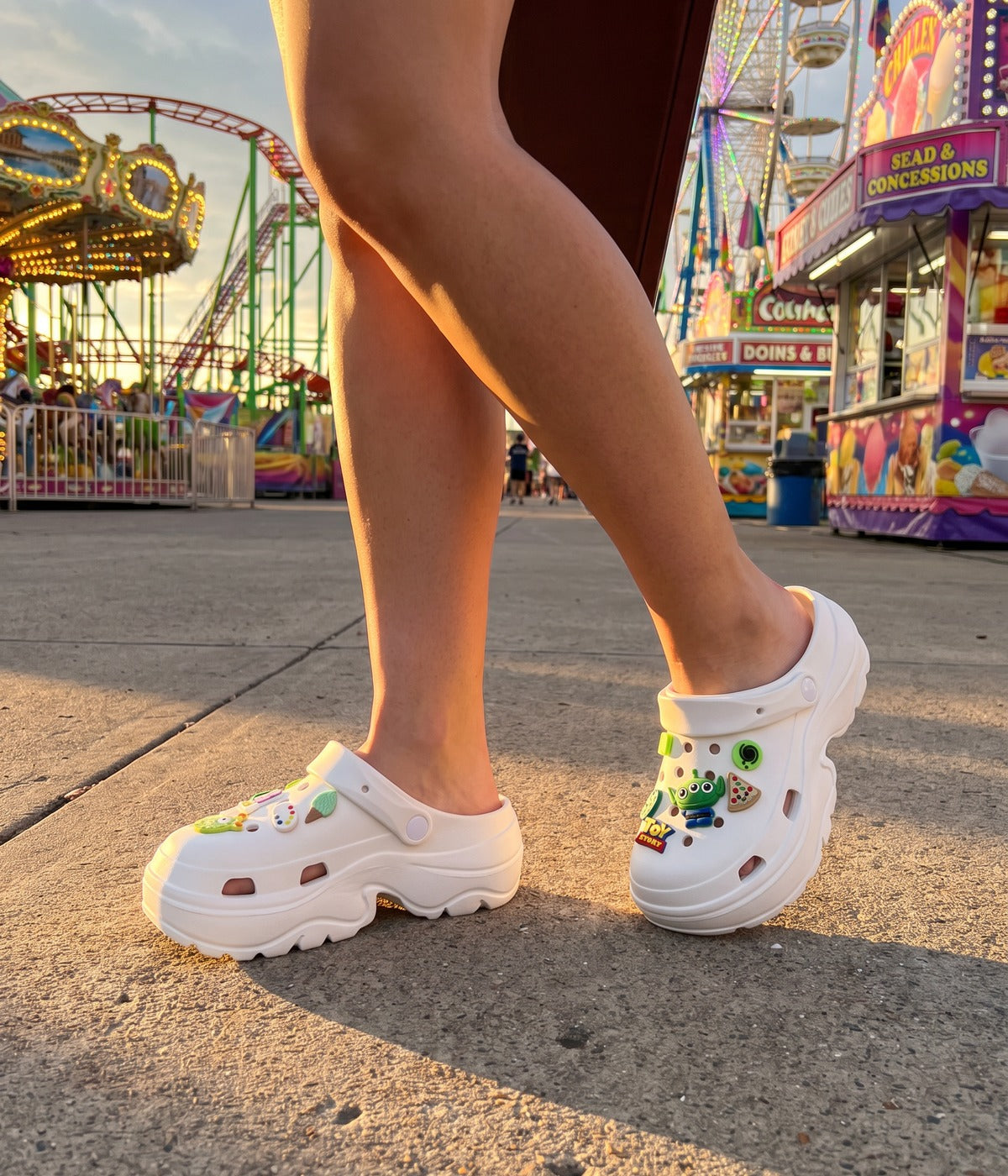Clog Plataforma Toy Story Branco (+Gominhas de Brinde), em uso
