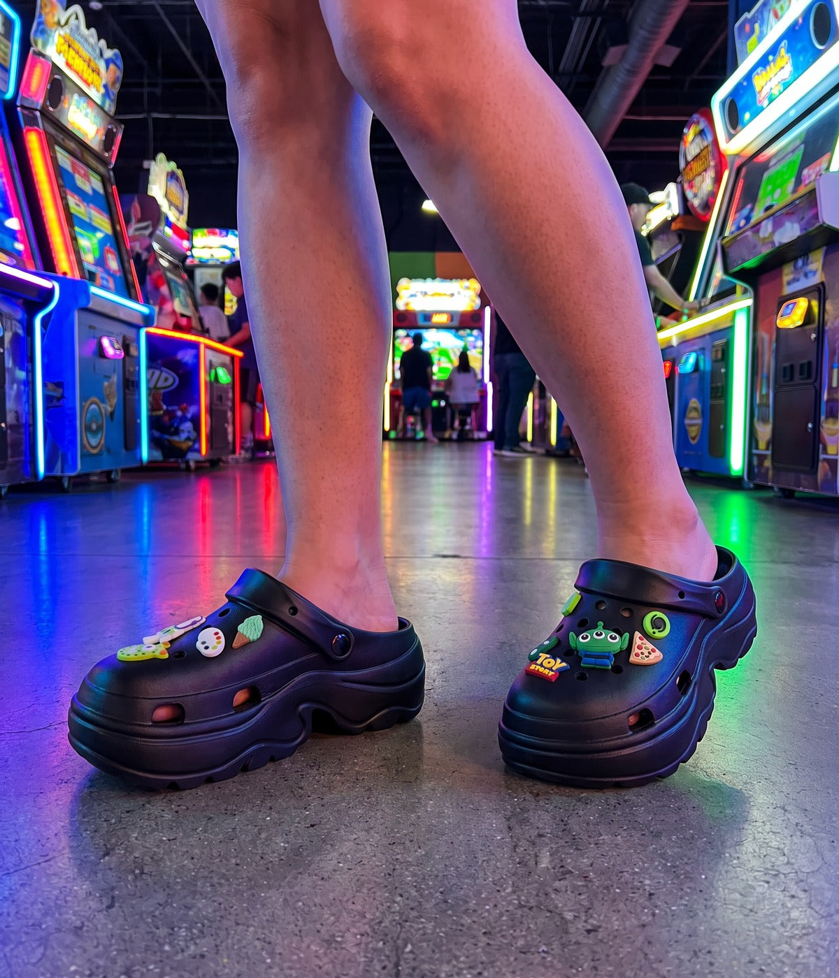 Clog Plataforma Toy Story Preto (+Gominhas de Brinde), em uso