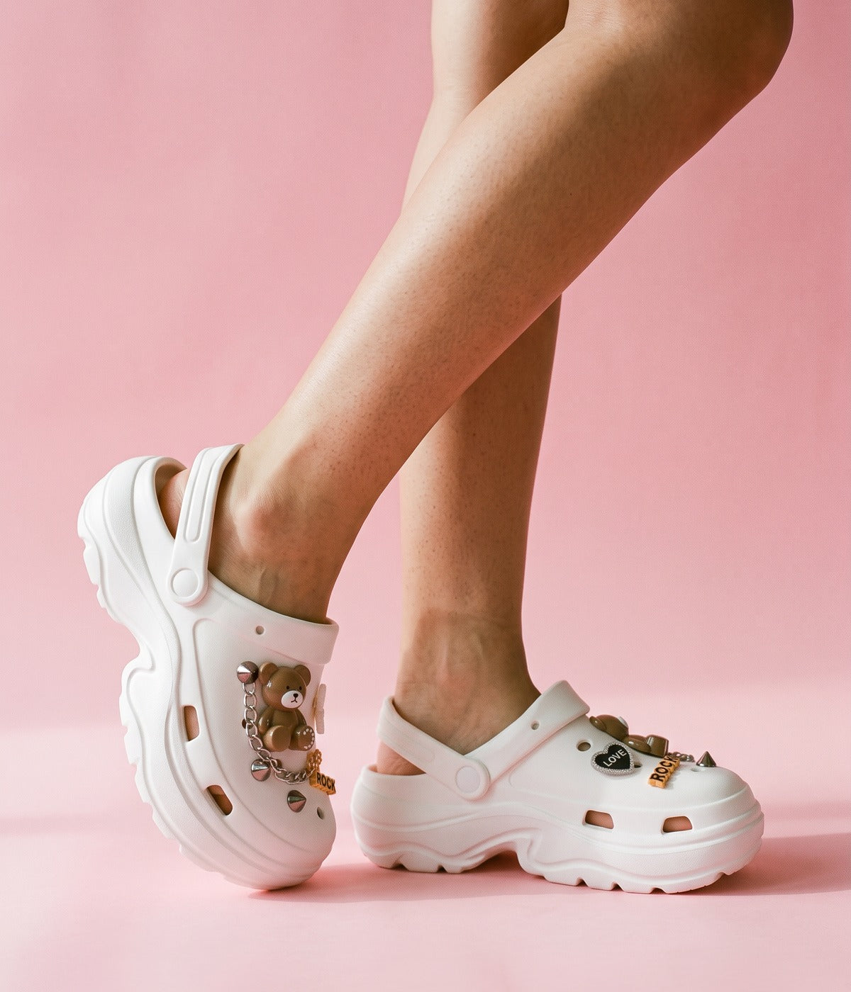 Clog Plataforma Ursinho Rock Branco (+Gominhas de Brinde), em uso