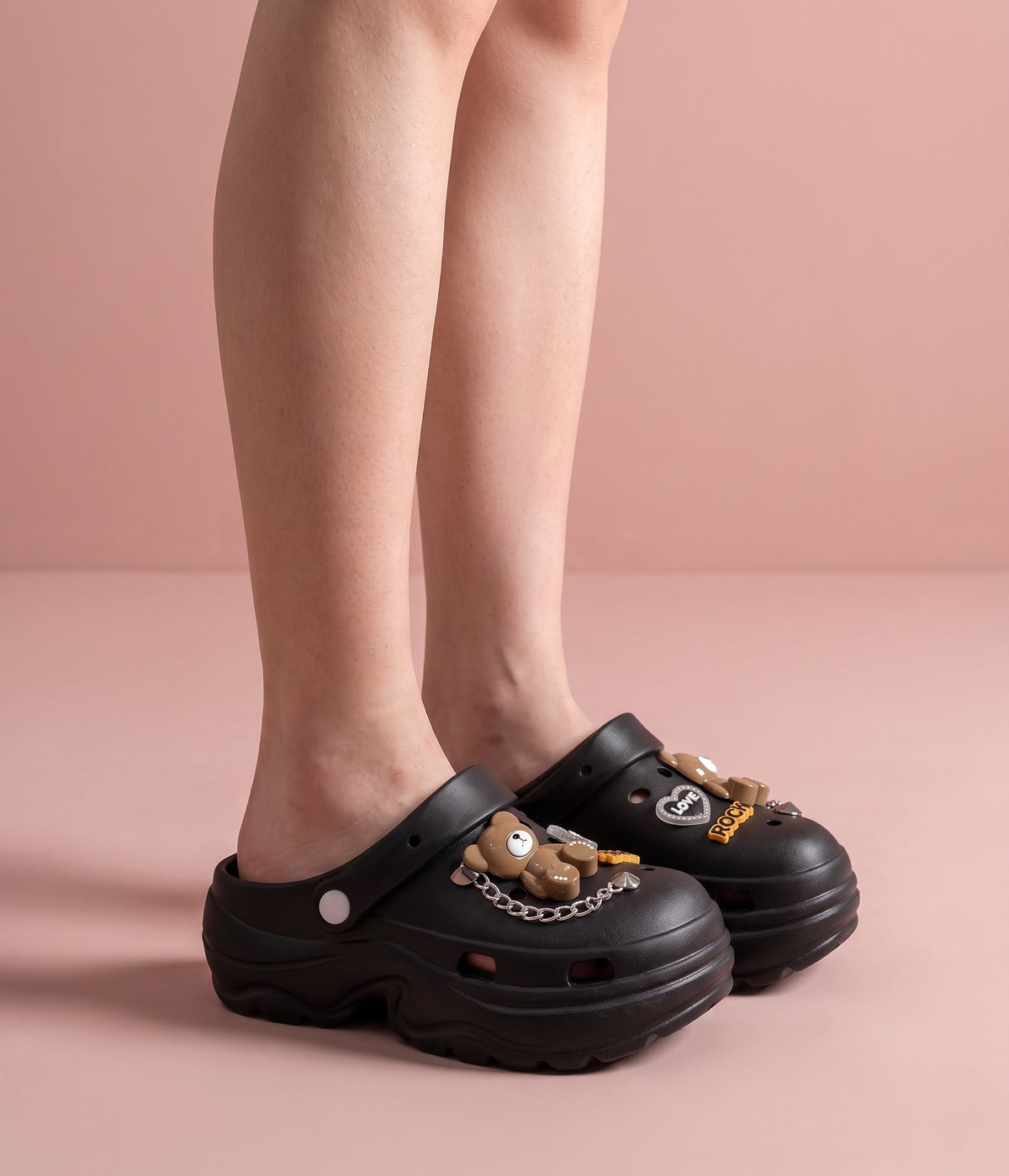 Clog Plataforma Ursinho Rock Preto (+Gominhas de Brinde), em uso