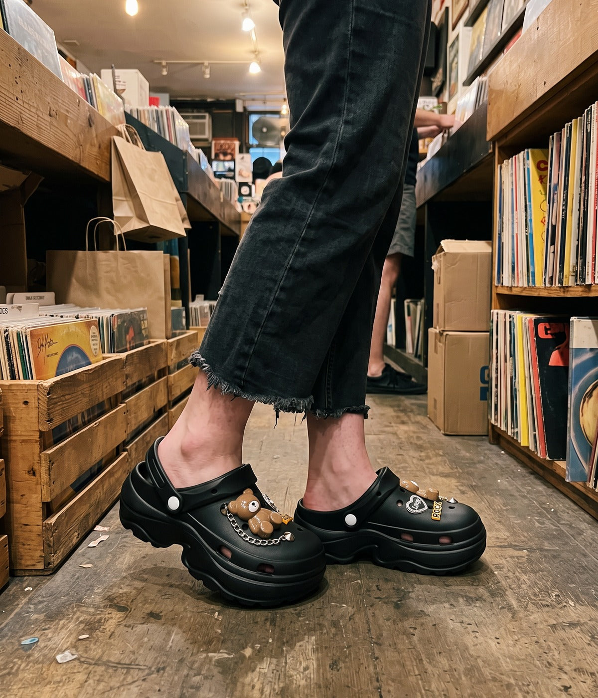 Clog Plataforma Ursinho Rock Preto (+Gominhas de Brinde), em uso
